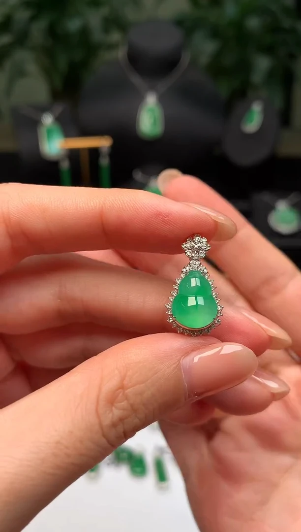 颈饰18K金镶嵌翡翠葫芦