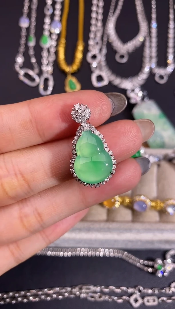 颈饰18K金镶嵌翡翠吊坠