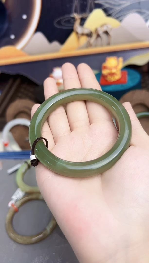 未镶嵌手镯和田玉（糖玉）湖水绿