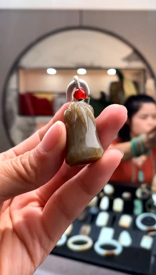 和田玉未镶嵌颈饰挂件