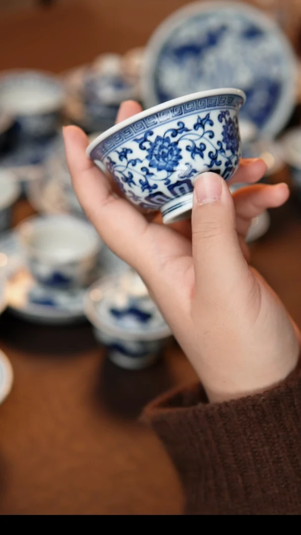 缠枝连纹理小压手杯