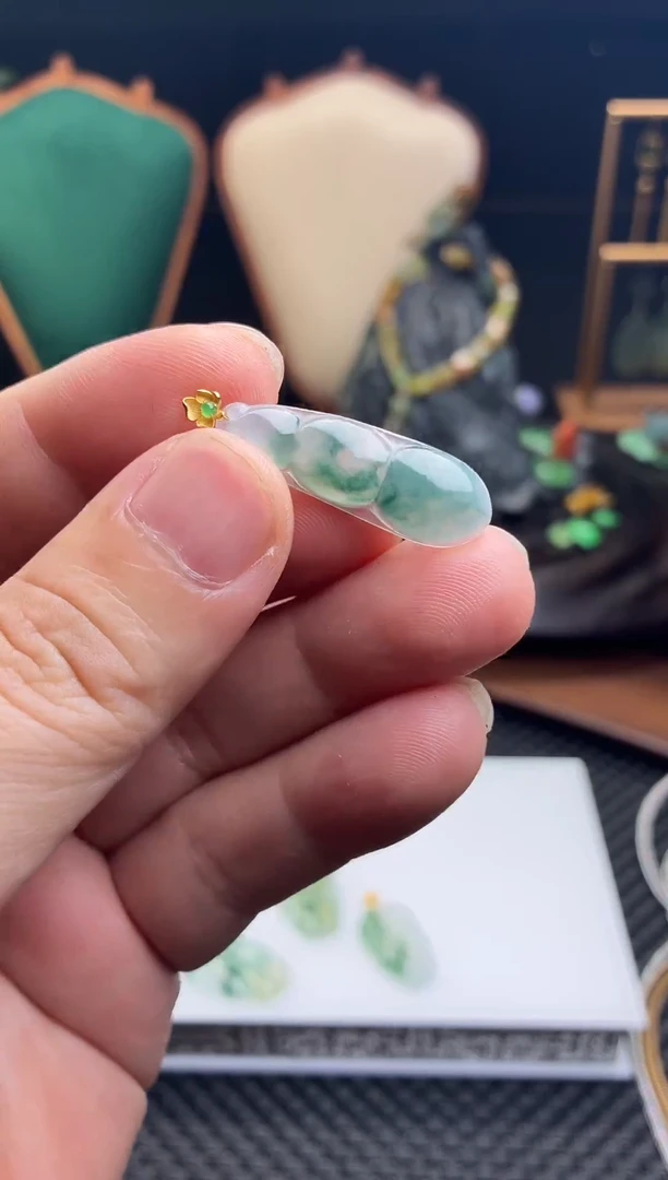颈饰18K金镶嵌翡翠豆子