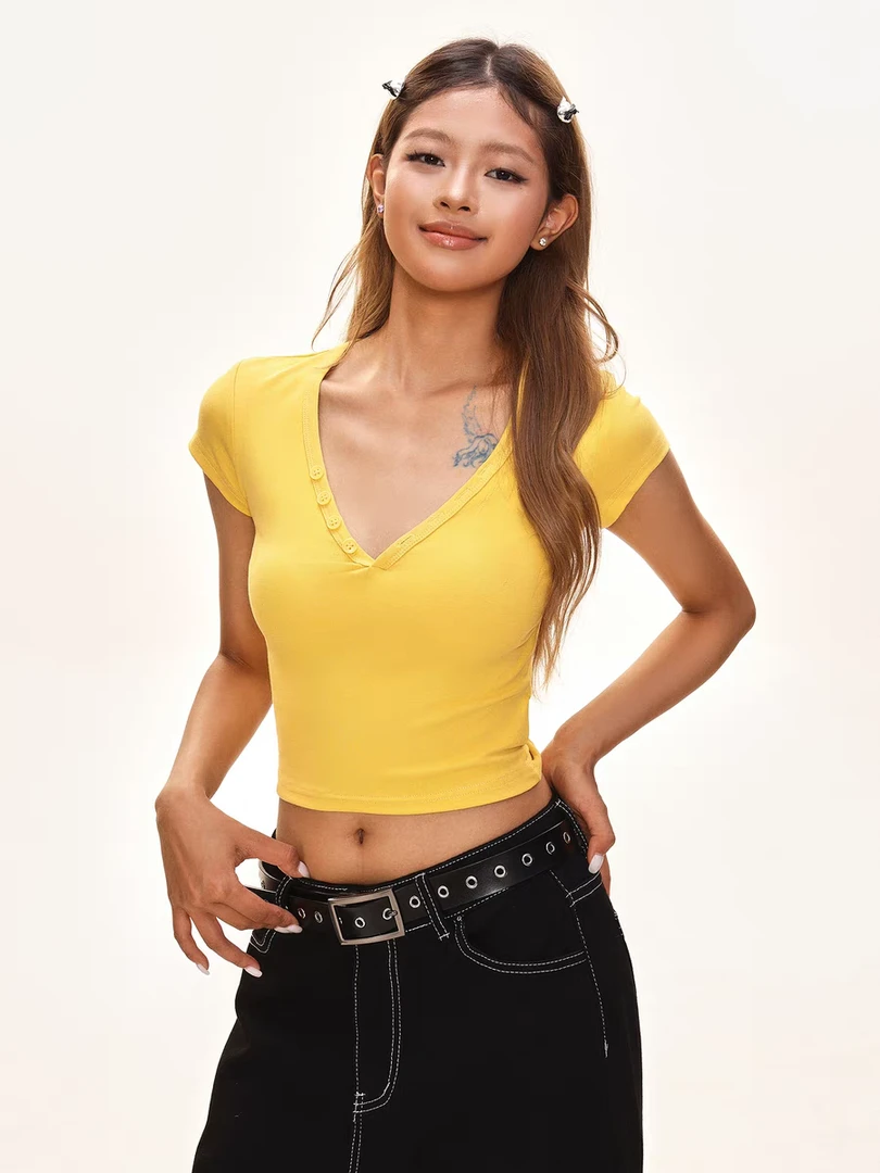 【奥莉】2025春夏：辣妹纽扣桃心领修身T恤9170