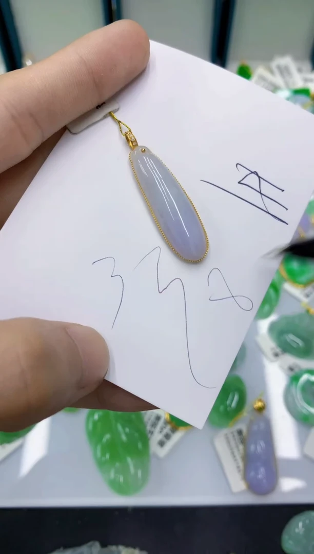 翡翠18K金镶嵌颈饰翡翠