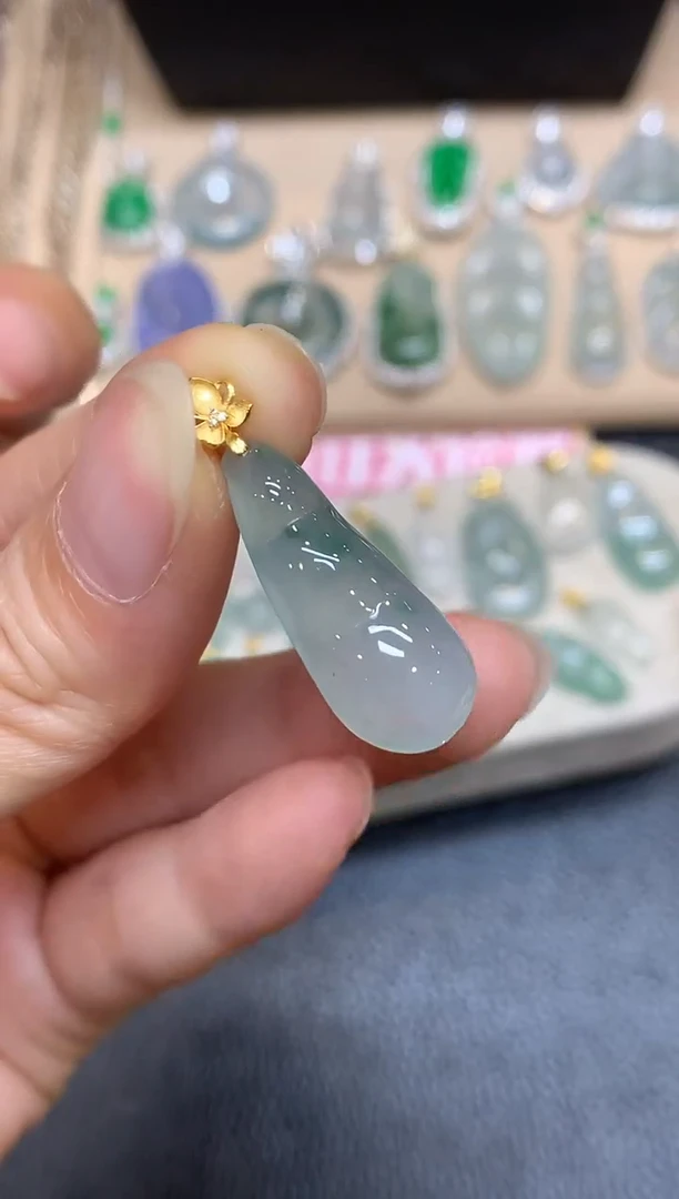 颈饰18K金镶嵌翡翠福豆【无服务费