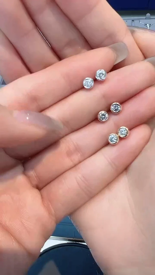 【闪购商品】钻石耳饰18K金镶嵌耳钉