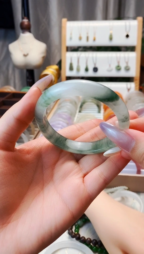 【闪购商品】石英质玉手镯未镶嵌55