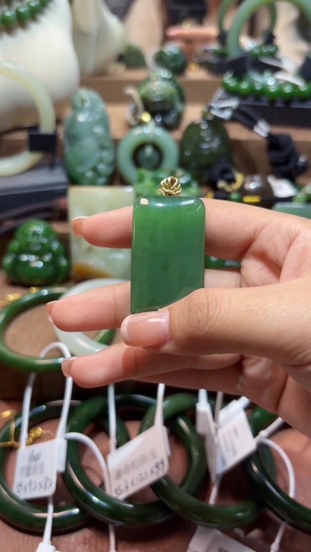 颈饰18K金镶嵌和田玉1