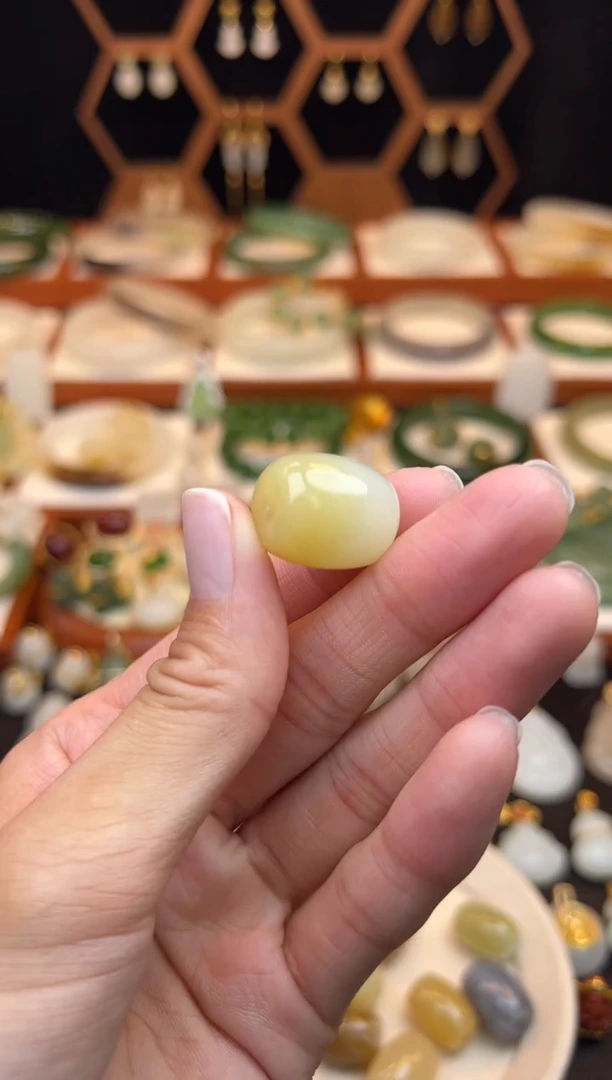 未镶嵌和田玉挂件放漏