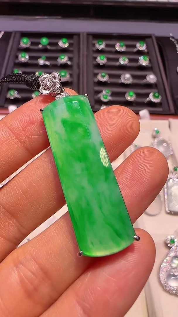 【闪购商品】翡翠颈饰18K金镶嵌吊坠