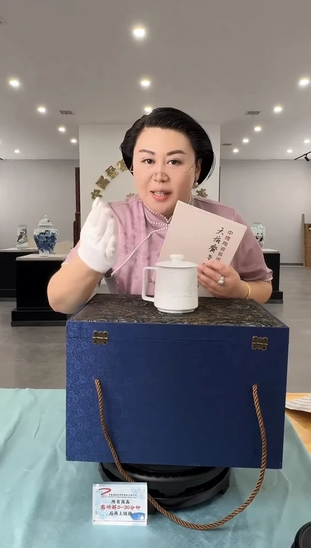 黄杨老师粉彩赏瓶2带收藏证书