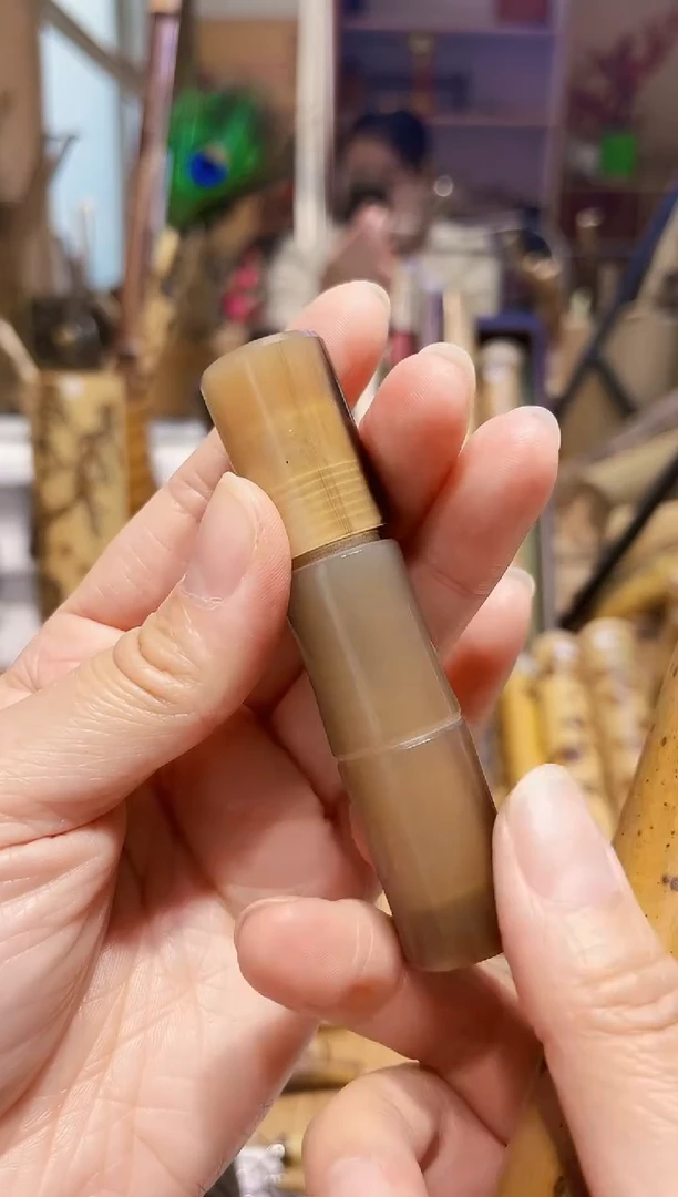 杨*灏牛角精品牙签筒一个