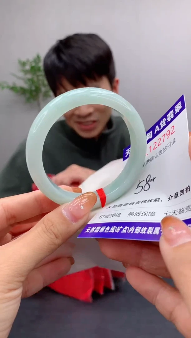 未镶嵌手镯翡翠有纹，完美者勿拍