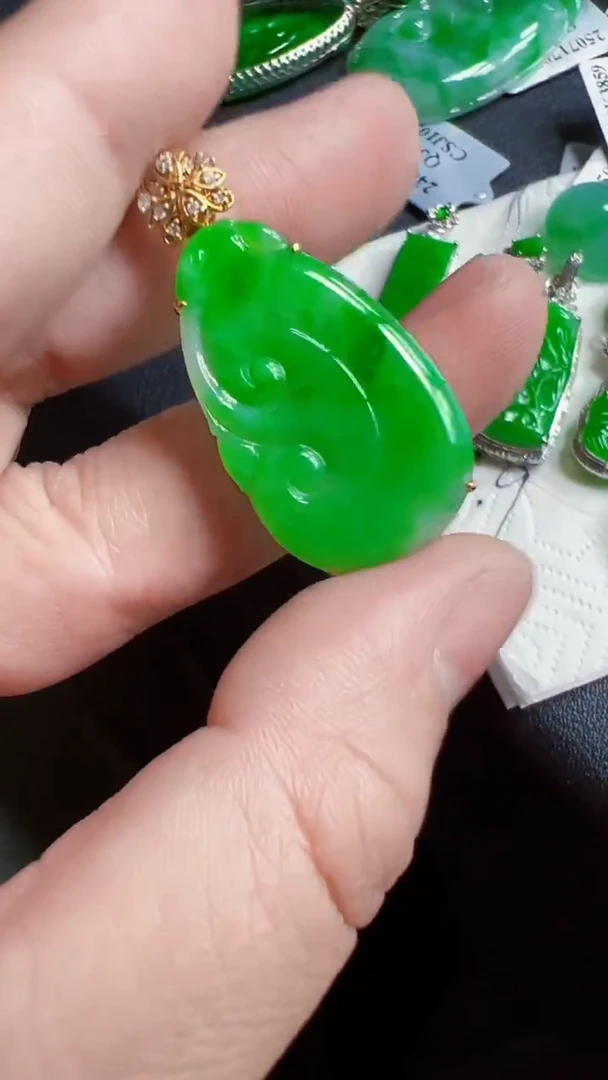 颈饰18K金镶嵌翡翠荷叶