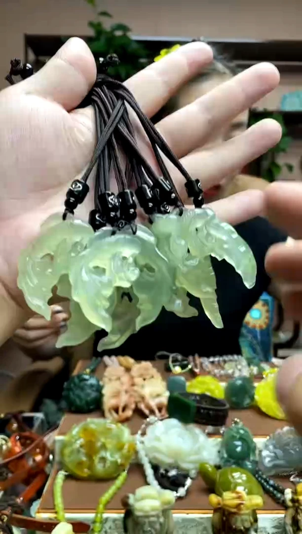 未镶嵌岫玉吊坠多样性发货发其中之一
