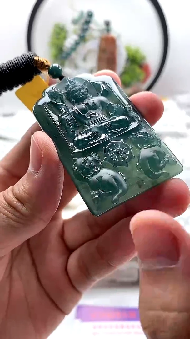 翡翠未镶嵌颈饰不动明王