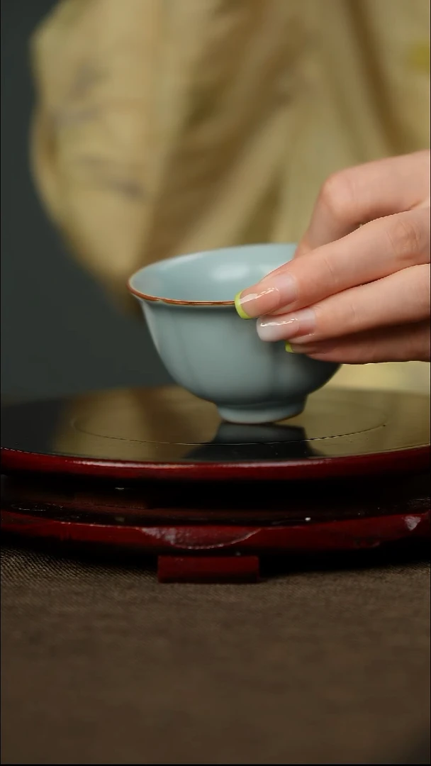 微瑕  花口杯  单只