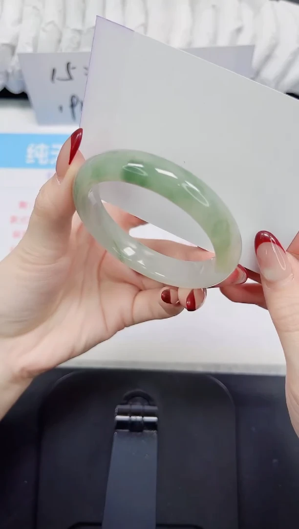 【闪购商品】石英质玉手镯未镶嵌96