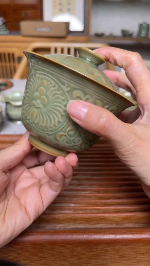 瓷器橄榄绿菊纹两才盖碗 微瑕