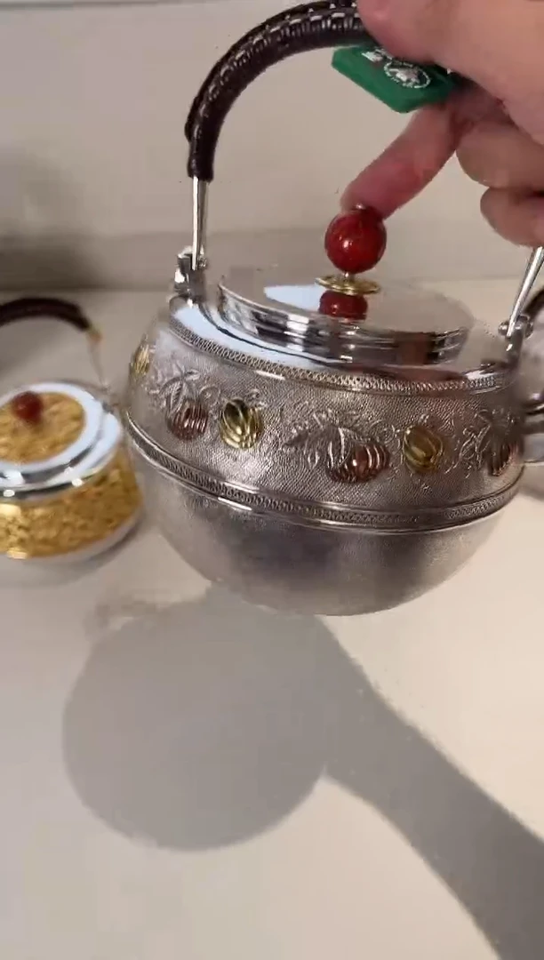 -'寸发标 錾刻嵌金雪花纹瓜蝶连绵 提梁壶