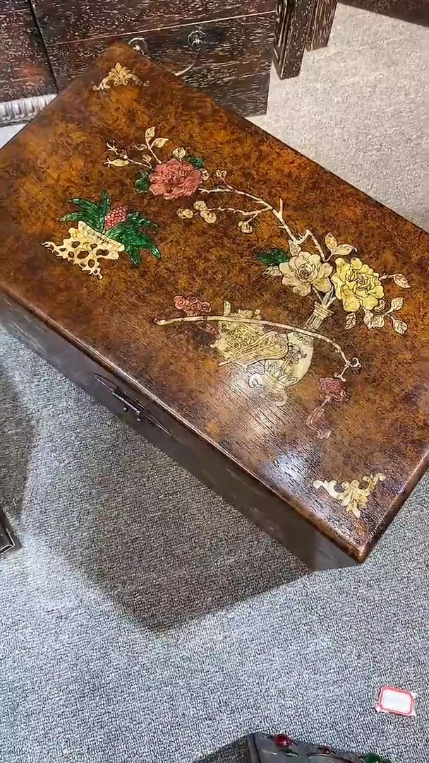 木木雕款荔****绣大箱子一个