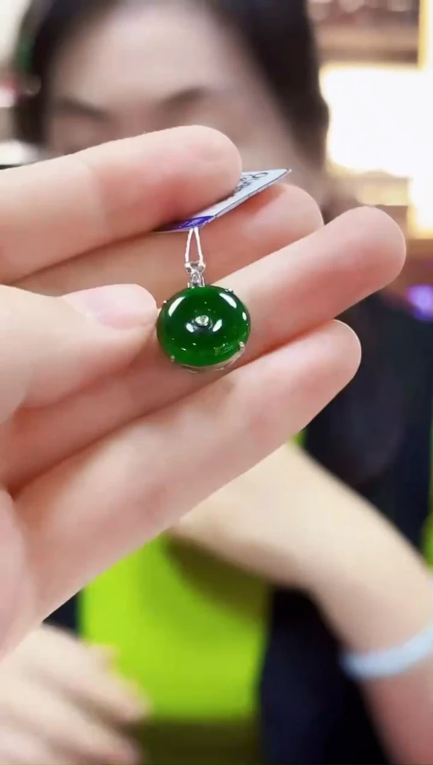 翡翠18K金镶嵌颈饰挂件