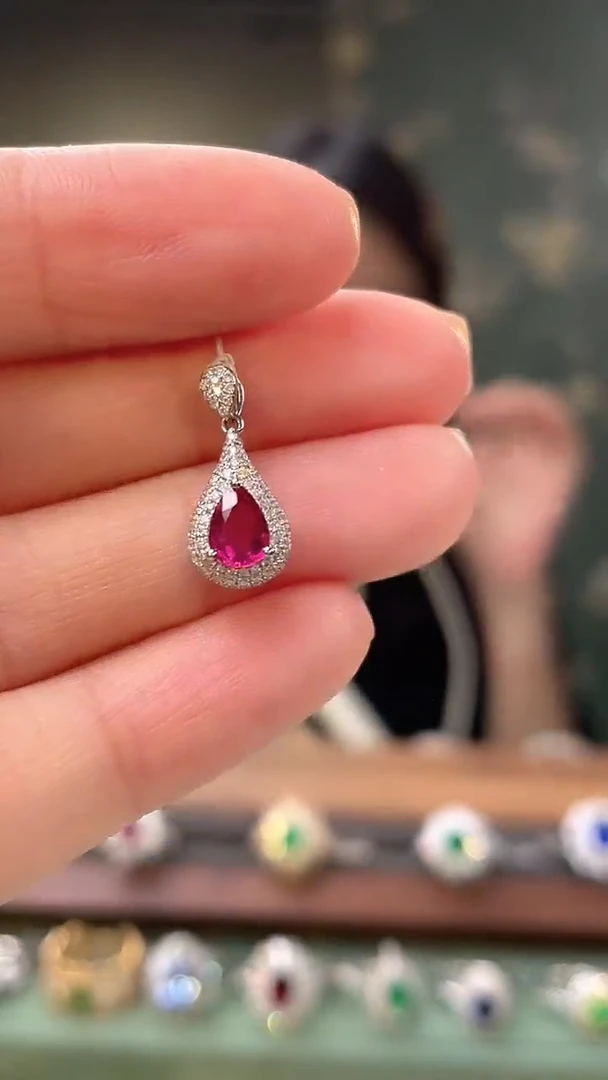 吊坠(不含链)18K金镶嵌红宝石鸽血红主石：0.56ct