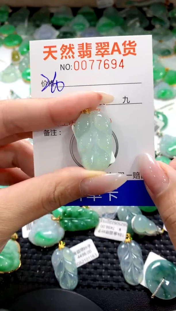 翡翠18K金镶嵌颈饰1111111111111111