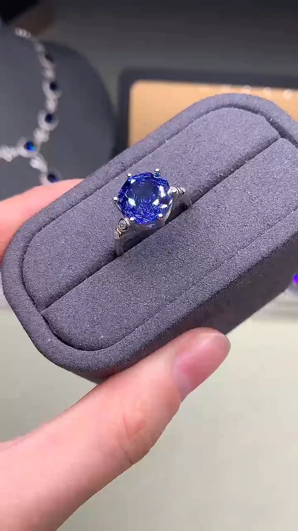 银S925镶嵌戒指托帕石······