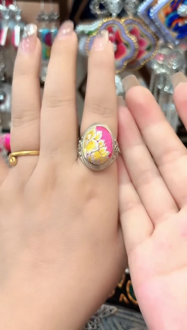 织绣云织谣民族风精美饰品   650