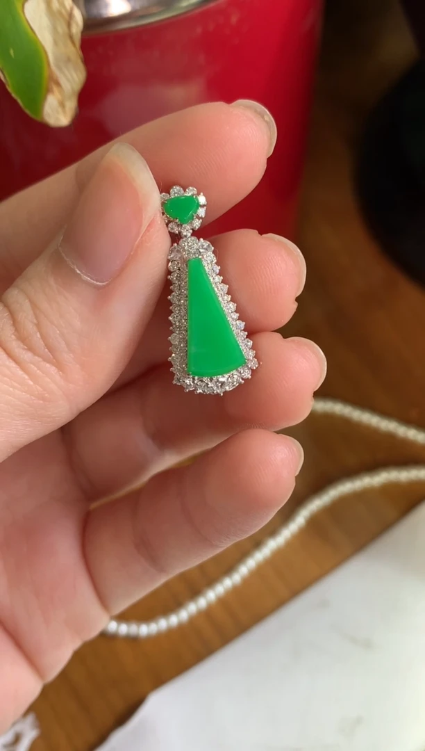 【闪购商品】翡翠颈饰18K金镶嵌绿无事牌