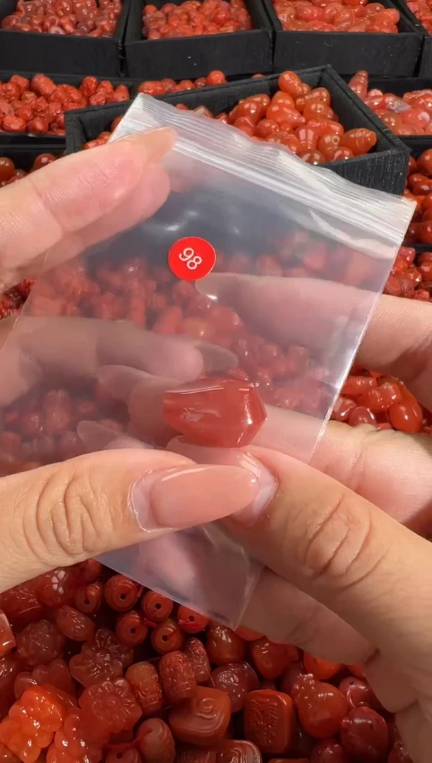 南红玛瑙未镶嵌颈饰1