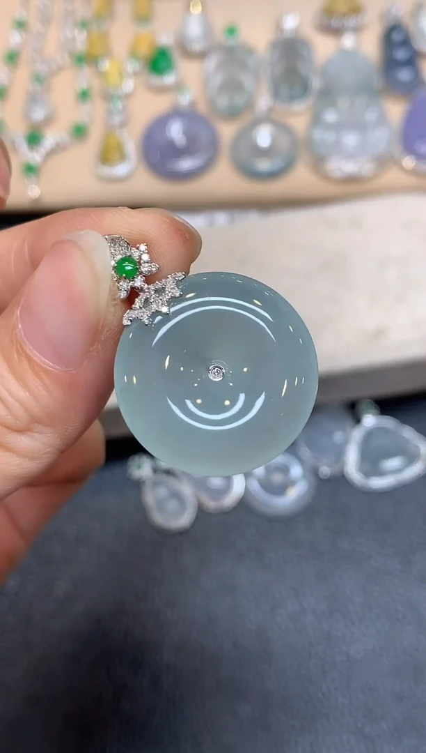 颈饰18K金镶嵌翡翠葫芦【无服务费