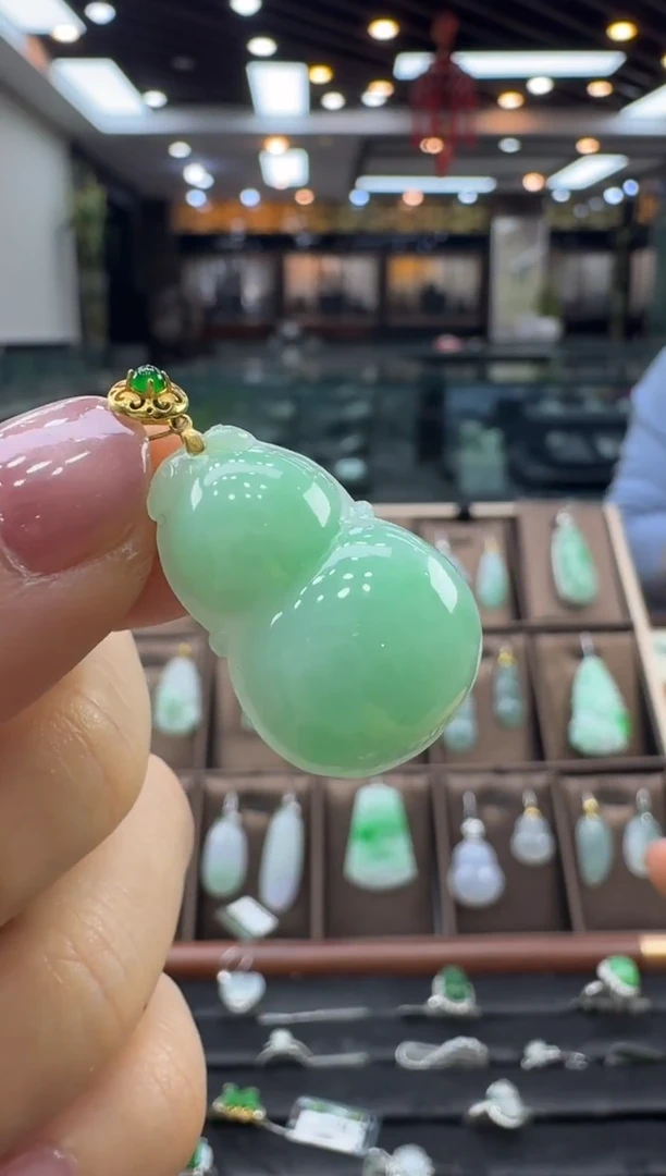 颈饰18K金镶嵌翡翠葫芦