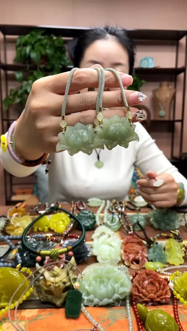 未镶嵌岫玉吊坠多样性发货发其中之一