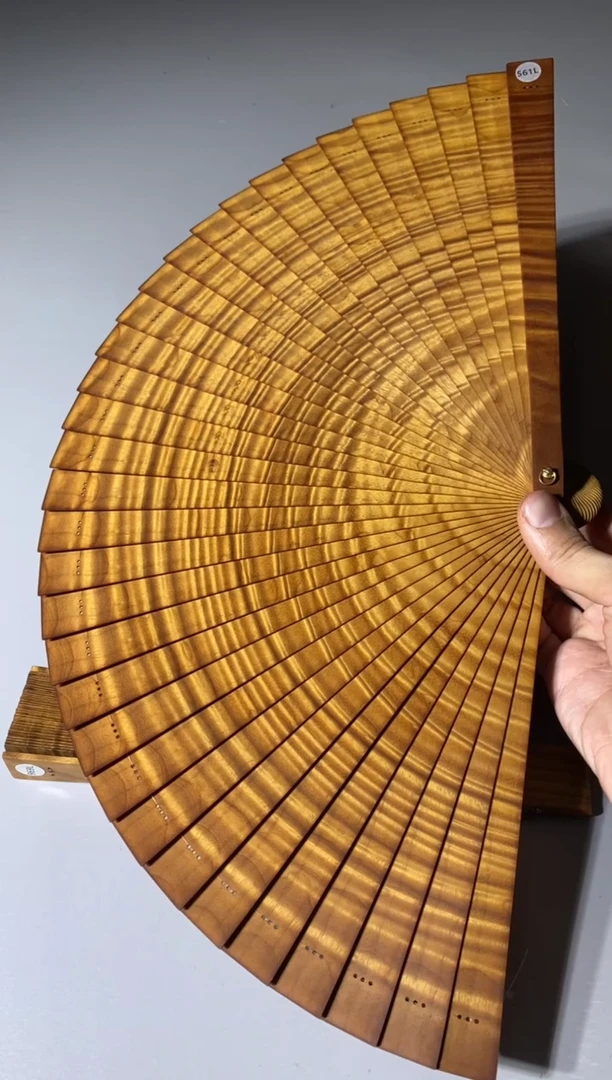 【闪购商品】金丝楠561号24cm精品金丝楠扇子