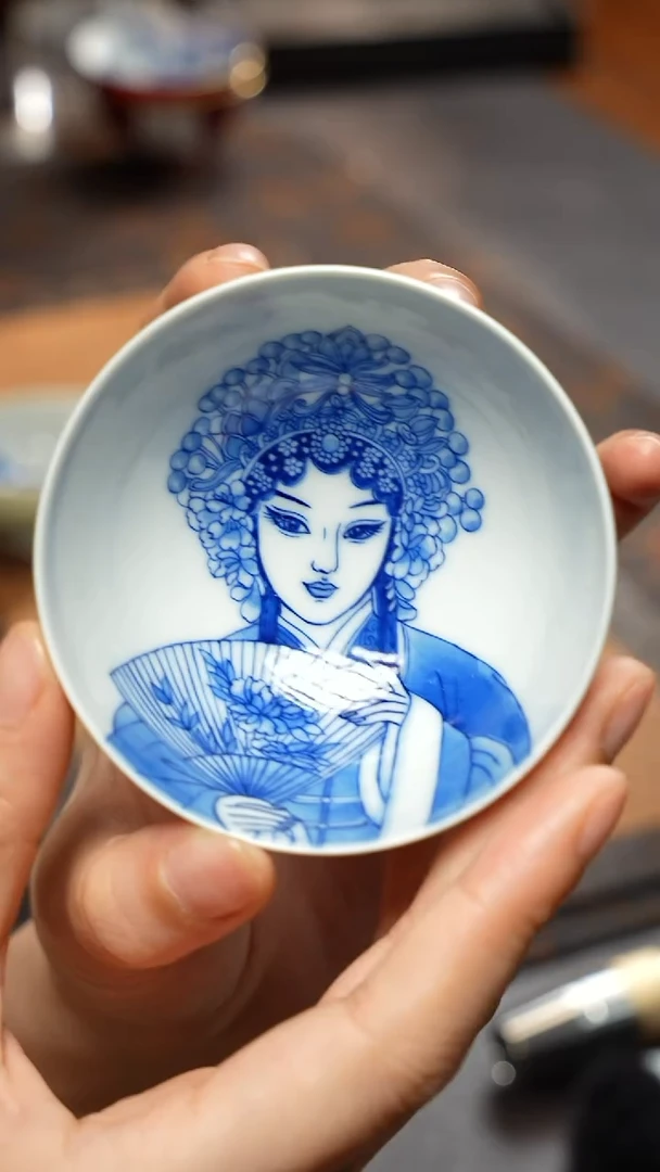 见珊专属良朋专属影青内绘拿扇小花旦杯