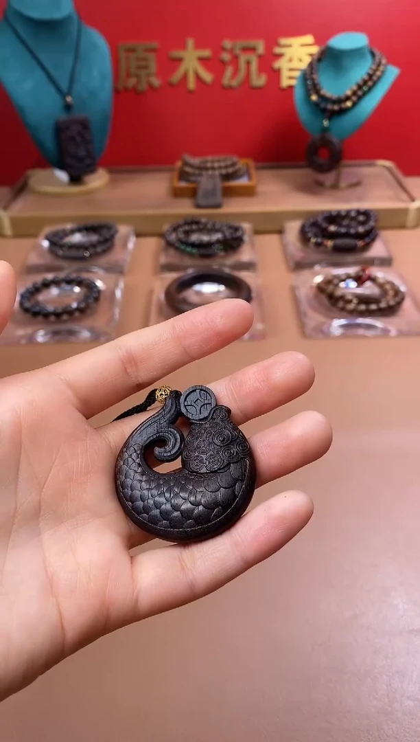 【闪购商品】沉香木手串P顺化紫棋手雕年年有鱼牌