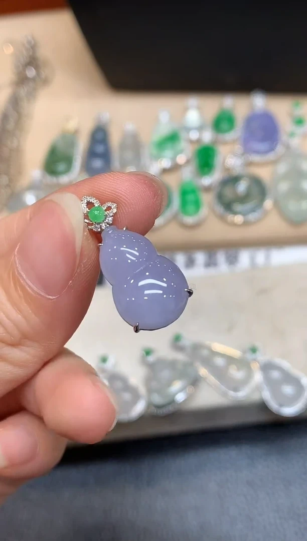 颈饰18K金镶嵌翡翠葫芦【无服务费