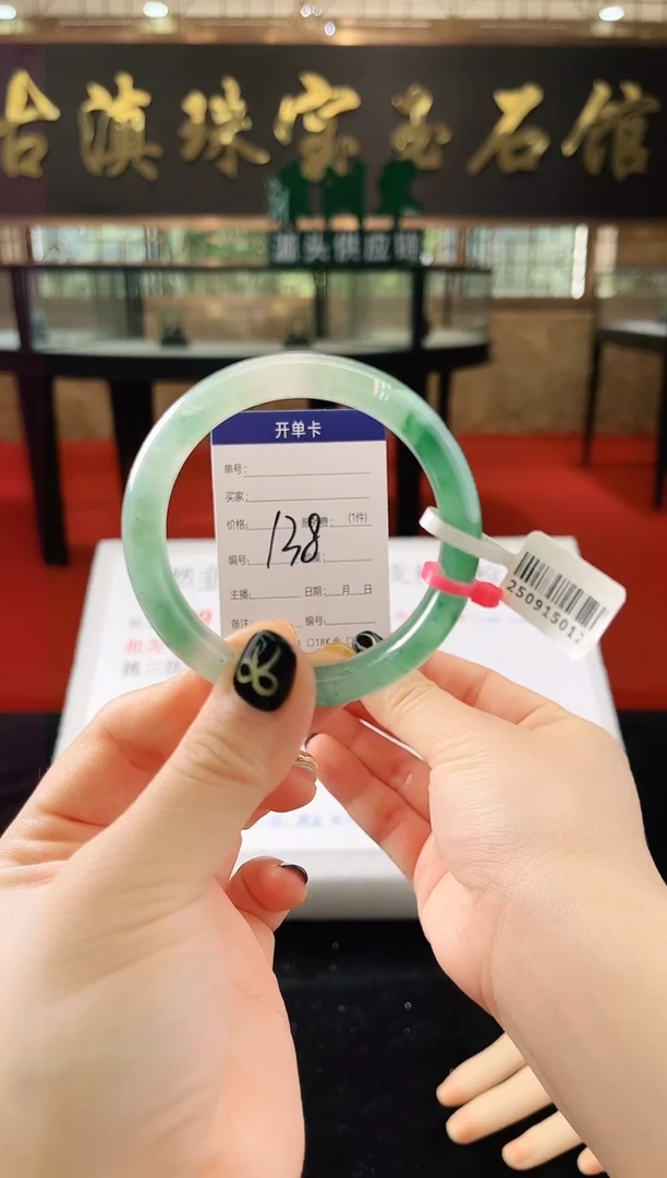 未镶嵌手镯石英质玉（非洲翠）微瑕，一经发货，运费不退介意勿拍