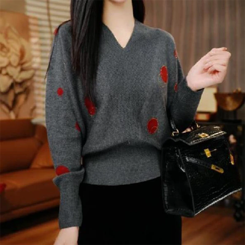 时尚气质妈妈V领针织衫2025秋冬新款洋气休闲百搭圆点打底毛衣女