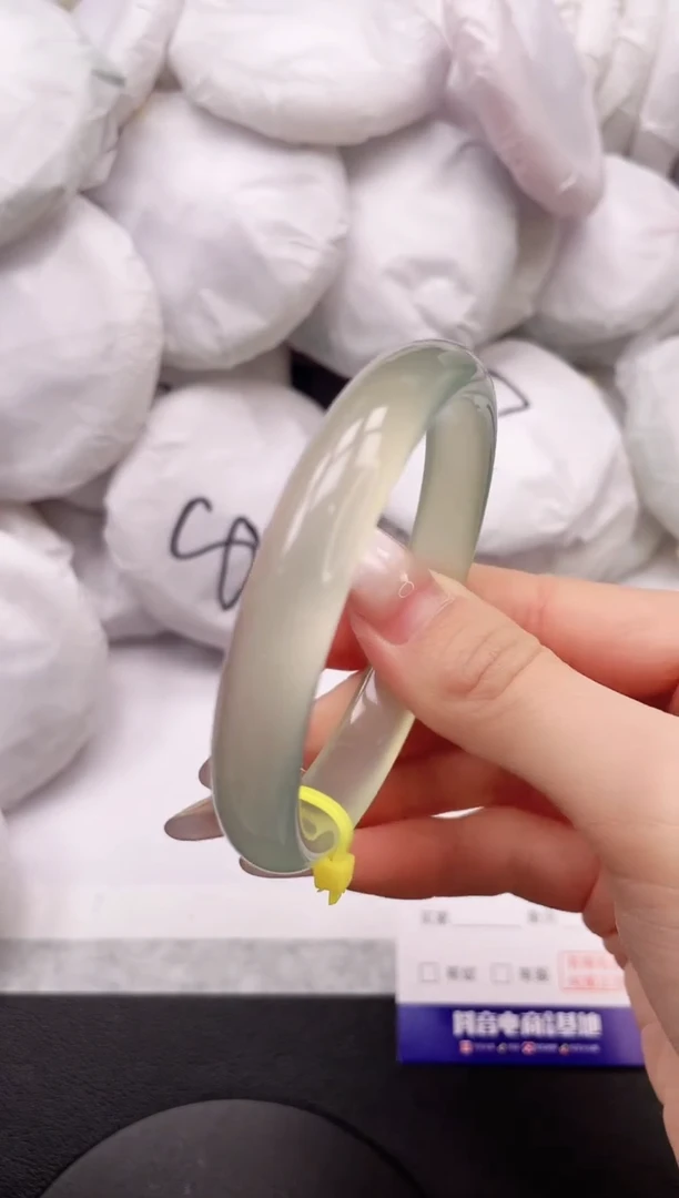 【闪购商品】石英质玉手镯未镶嵌15K67-56