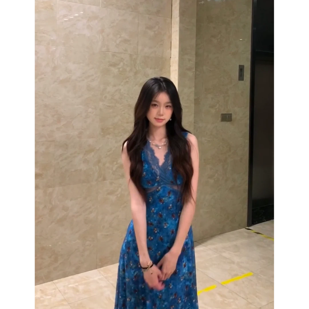 法式氛围感蓝色碎花蕾丝拼接v领吊带连衣裙镂空收腰显瘦2025新款