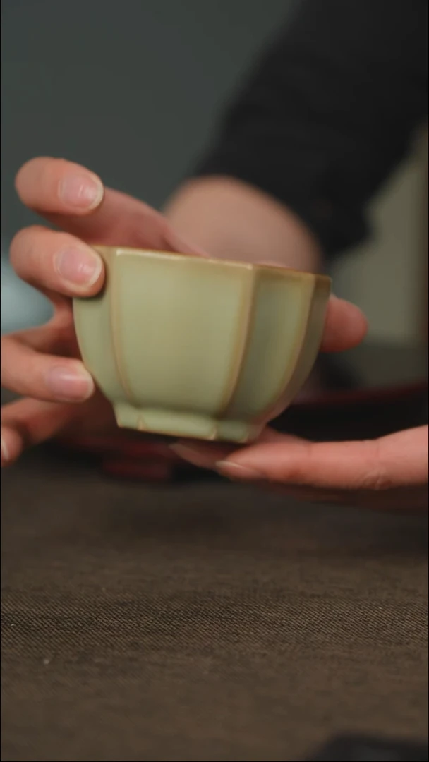 粉青 四班葵口杯 带底款