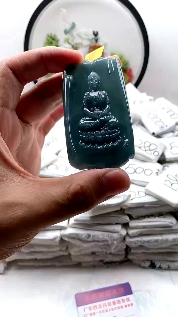 翡翠未镶嵌颈饰大日如来