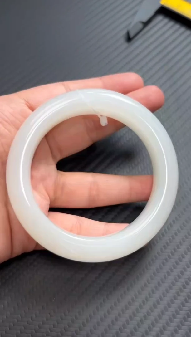 和田玉手镯未镶嵌黑山微色差59+手镯Mm