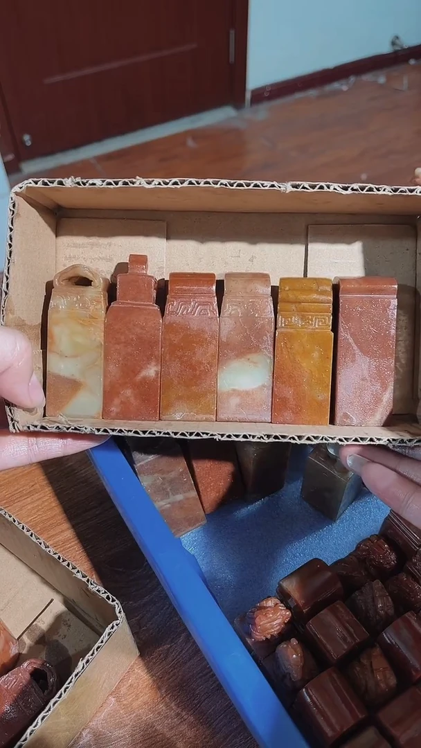 老挝石D瑕疵不规则章带雕钮