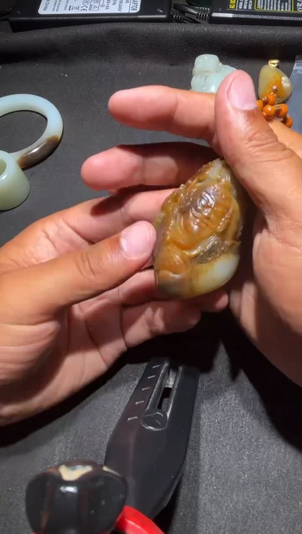未镶嵌和田玉（糖玉）挂件和田玉