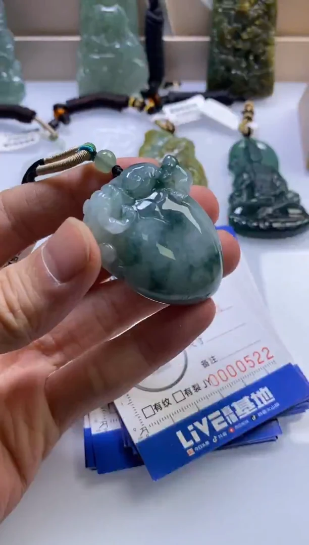 颈饰未镶嵌翡翠