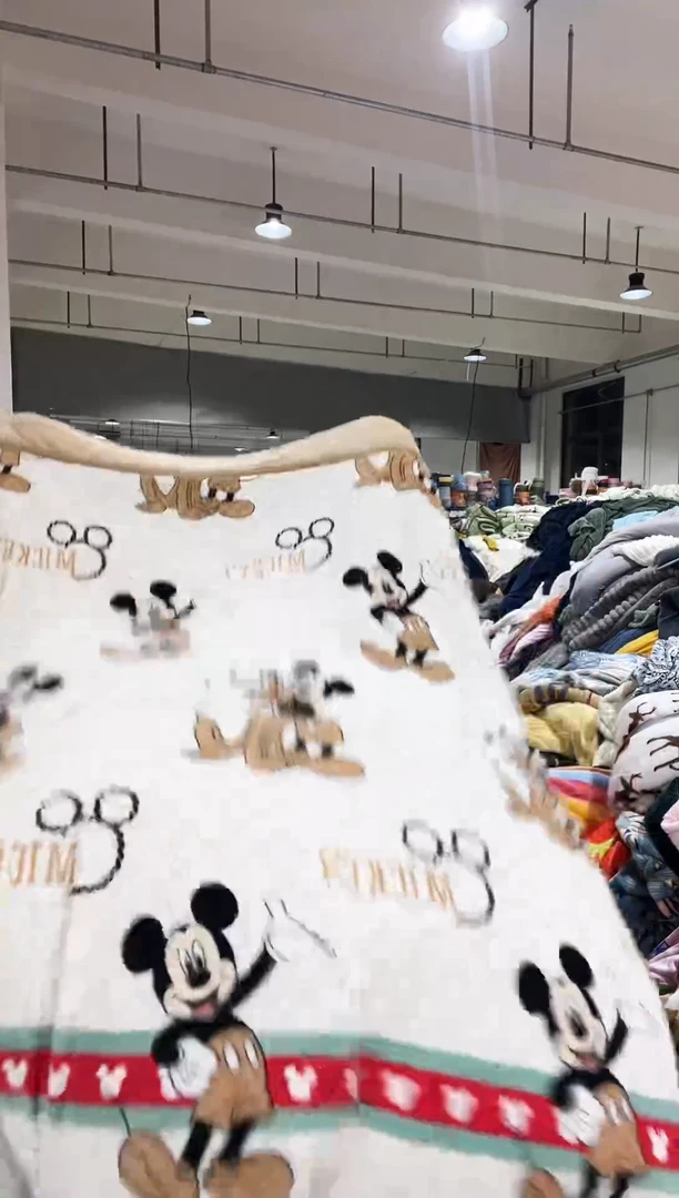 混纺主播手上展示的产品